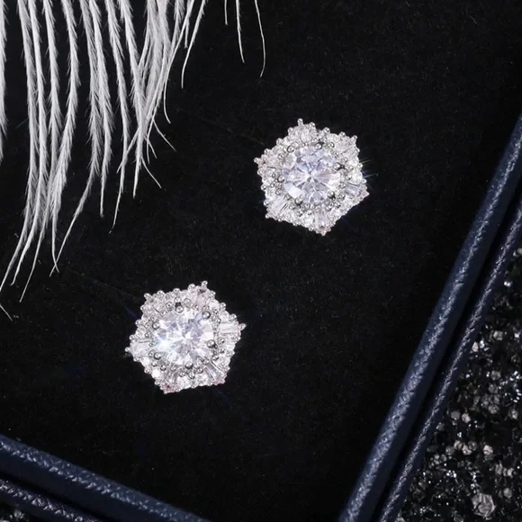 18K white gold hexagon halo stud earrings - Picture 7 of 7